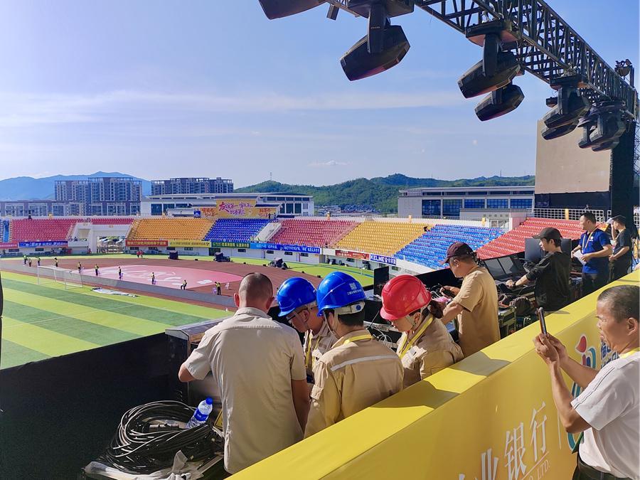 芒果体育官方入口-国网长汀县供电公司：全力护航“闽超”赛事 长汀万人体育场保电工作顺利完成